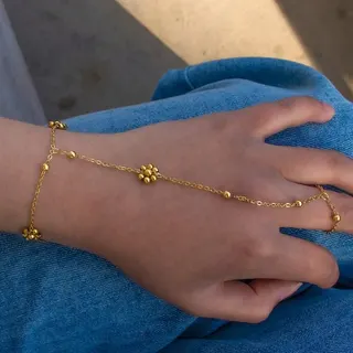French Chic Pearl Flower Bracelet, 18K Gold Plated Stainless Steel Finger Chain, White Crystal Bead Delicate Wristband, Hypoallergenic Tarnish-Free, Bridal Bridesmaid Jewelry, 17+5cm