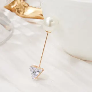 Luxury Triangle Pearl & Crystal Brooch Pin, 18K Gold Plated Alloy Long Bar Geometric Brooch for Women, Blazer Suit Lapel Wedding Party Accessory