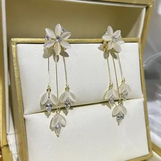 Luxury Floral Tassel Earrings Women - Cat's Eye Flower Dangle Earrings with Zircon, 18K Gold Plated Alloy, Elegant Long Drop Earrings for Wedding Party, 1 Pair