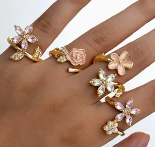 Fashion Flower Ring Set for Women 4pcs Gold Alloy Rhinestone Enamel Rose Open Adjustable Rings Sweet Vintage Jewelry Gift