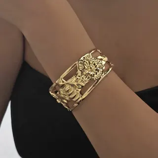 Stainless Steel Ocean Series Cuff Bracelet, 18K Gold Plated Wide Bangle with 3D Relief Flower & Sea Life Carving, Hypoallergenic Tarnish-Free, Boho Vacation Jewelry for Women, 6.0cm