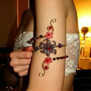 Gothic Floral Crystal Arm Cuff Bracelet - Vintage Boho Beaded Arm Ring with Acrylic Flower & Gold Spiral Charm, 9cm