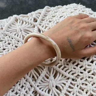 Acrylic Marbled Bangle Bracelet - Cream White Round Cuff, Lightweight Hypoallergenic, Boho French Minimalist Jewelry, 6.2cm