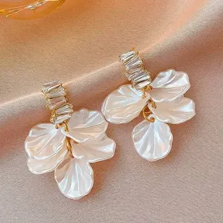 Heart Shaped Faux Pearl Earrings, Gold-Toned Geometric Twist Frame Studs, French Vintage Light Luxury Design Ear Jewelry, Pair