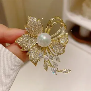 Luxury Rhinestone Flower Brooch with Pearl Accent, Gold Tone Dangle Brooch for Women, Elegant Blazer Coat Pin, Vintage Floral Jewelry Gift