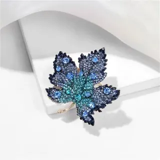 Red Maple Leaf Brooch, Rhinestone Pinned Leaf Pin for Women, Vintage Luxury Alloy Crystal Lapel Brooch for Coat Blazer, 4.7x5.2cm