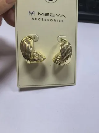 MEEYA Geometric Ribbed Hoop Earrings, 18K Gold Plated Alloy Asymmetric Ear Jewelry, Minimalist Commuter Earrings for Women