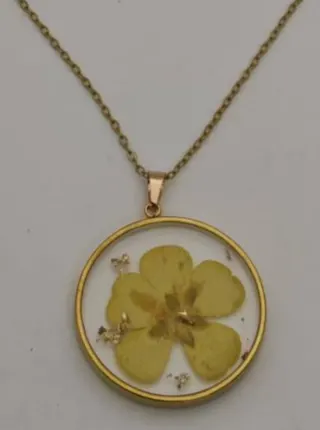 Vintage Pressed Flower Necklace Women, Round Dried Flower Pendant Clavicle Chain, 18K Gold Plated Alloy Jewelry Gift