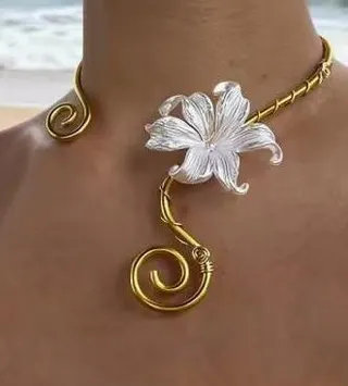 French Vintage Open Cuff Necklace, 3D White Flower Collar with Spiral Gold-Plated Zinc Alloy, Boho Statement Choker for Beach Wedding Bridesmaid, 12.5cm