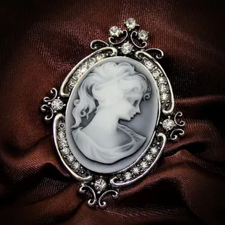 Vintage Cameo Lady Brooch, Oval Rhinestone Alloy Pin, Classic Relief Portrait Fashion Brooch for Blazer Coat Dress, 4.8x6.3cm