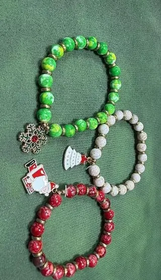 Christmas Beaded Bracelet Resin & Alloy with Snowflake Santa Christmas Tree Charm Red Green White Holiday Gift Jewelry