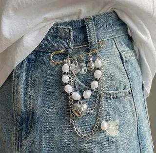 Sweet Cool Faux Pearl Heart Tassel Brooch, Silver Alloy Safety Pin Waist Chain, Y2K Vintage Jewelry Accessory for Jeans & Bags (7.3x11cm)