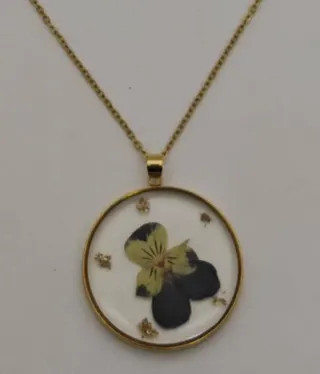 Vintage Pressed Flower Necklace for Women, 18K Gold Plated Alloy Round Pendant, Boho Floral Collarbone Chain, Unique Nature Jewelry Gift