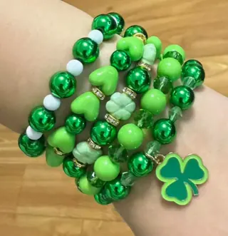 Green Lucky Clover Bracelet Set of 5 - Soft Clay & Beaded Charm Bracelets with Heart & Four-Leaf Clover Pendant, St. Patrick's Day Irish Festival Jewelry for Women, Approx 6cm