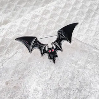 Gothic Bat Wings Brooch, Black Enamel Alloy Pin with Red Eyes, Punk Vintage Halloween Costume Accessory, 6.1x3cm