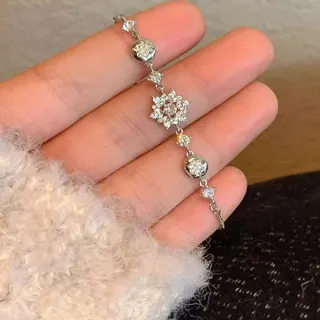 Winter Snowflake Bracelet for Women, Luxury Rhinestone Micro-Paved Gold-Plated Alloy Adjustable Slide Chain Bracelet 16-26cm, Holiday Gift Jewelry