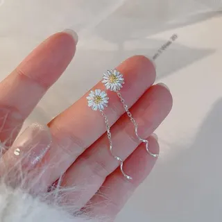 Daisy Flower Dangle Earrings - Silver Plated Copper, French Chic Wildflower Drop Earrings with Wavy Chain, Lightweight Face-Slimming Studs for Women (Pair)
